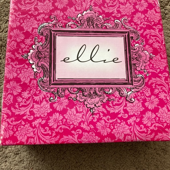 Wonderland of Love Heels - Picture 6 of 8